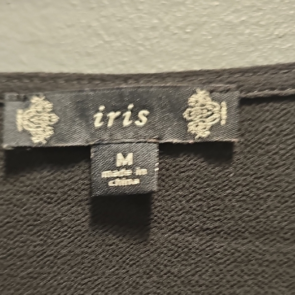 Iris Black Sleeveless Tank Top with V-Neck - Picture 2 of 2